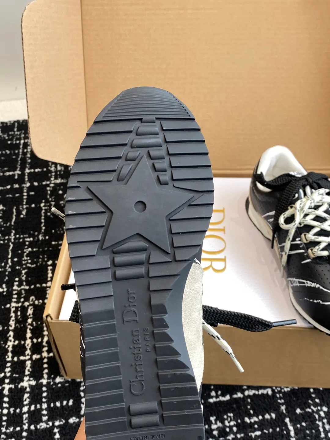 👟👟Ex-factory price 680👟👟 Purchasing grade (synchronized on the official website ✈️box packaging) Dior D-Sketch sneakers made a wonderful appearance at the Dior 25ss spring and summer ready-to-wear series show, highlighting the classic retro aesthetics. They are carefully made of white nylon and cow leather, decorated with printed logos inspired by the shoe production stage, with beige suede cowhide panels and double shoelaces. Handwritten Christian Dior Paris signature on the side, Christian Dior Paris signature panels and plaques on the heel and tongue. Paired with two-tone slim rubber soles, they add a touch of couture to any casual look. Size: #Female 35-40 (No return or exchange if order is made at 40) #Men 39-45 (No return or exchange if order is made at 45) (It will be shipped in about 20 days under development)